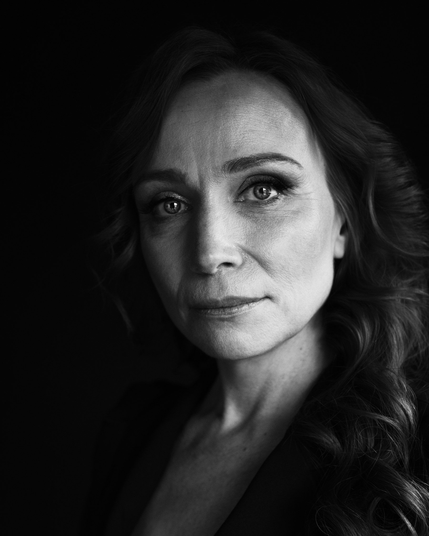 Teckel à l'écharpe blanche — studio noir et blanc